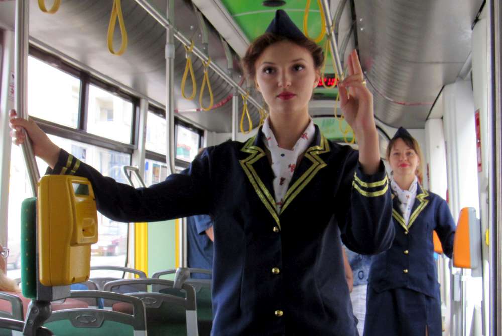 Europejski Tydzień Zrównoważonego Transportu 2018: Stewardessy w tramwaju przypominają zasady bezpieczeństwa