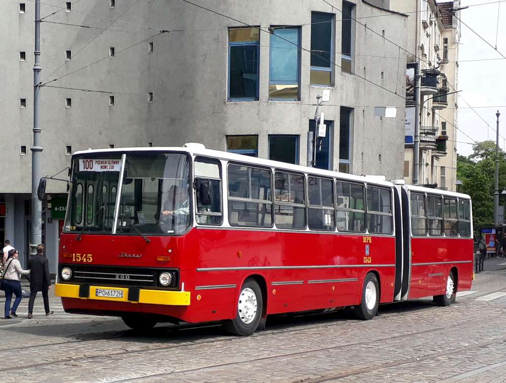 Po raz ostatni w tym sezonie na ulice Poznania wyjedzie zabytkowy autobus na nocną linię turystyczną nr 200