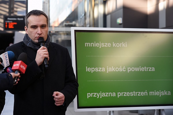 Mariusz Wisniewski zastepca prezydenta Poznania podczas konferencji dot2. transportu publicznego