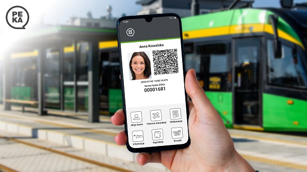Widok smartfona z panelem Aplikacji PEKA na tle tramwaju7