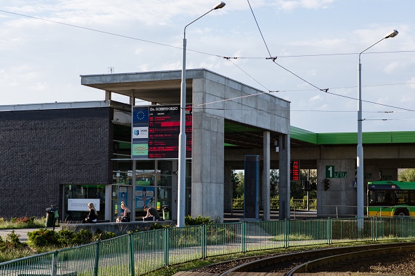 fotografia przedstawia Dworzec Sobieskiego na ktorym znajduje sie Punkt Obslugi Klienta ZTM Poznan
