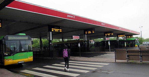 fotografia przedstawia Dworzec Srodka na ktorym znajduje sie Punkt Obslugi Klienta ZTM Poznan