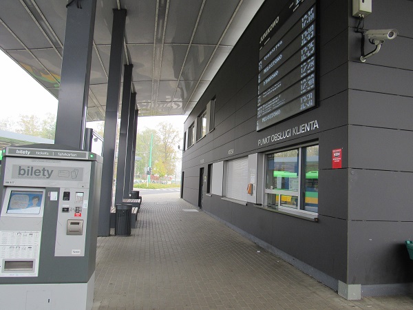 fotografia przedstawia Punkt Obslugi Klienta ZTM Poznan na petli tramwajowo autobusowej na Junikowie