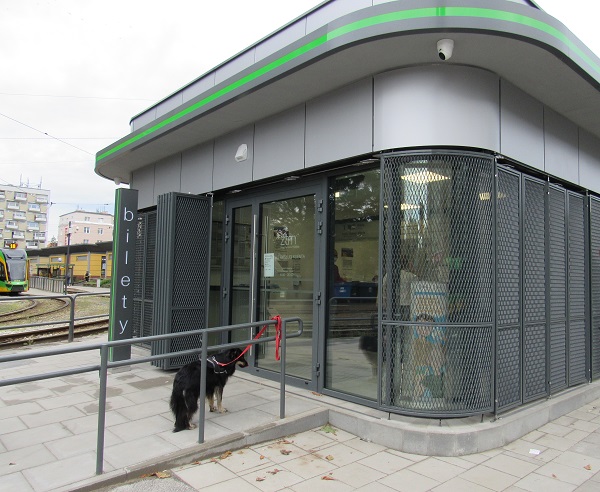 fotografia przedstawia Punkt Obslugi Klienta ZTM Poznan przy petli tramwajowej na Ogrodach2