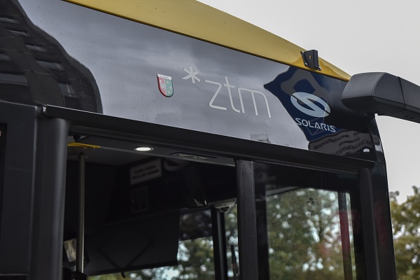 fotografia przedstawia logotyp ZTM Poznan nad pierwszymi drzwiami autobusu przewoznika Translub Lubon wersja na strone ZTM