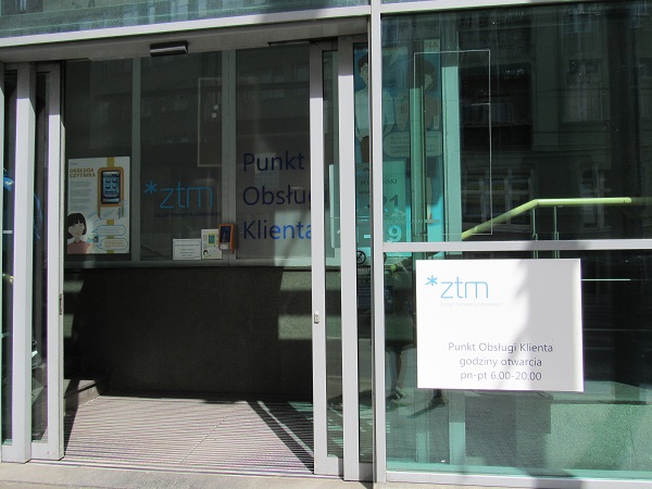 fotografia przedstawia wejscie do Punktu Obslugi Klienta ZTM Poznan w Centrum Handlowym Kupiec Poznanski od ulicy Strzeleckiej