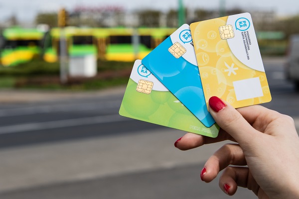 komplet kart PEKA z przejezdzajacym tramwajem w tle