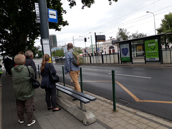 Ułatwienia w komunikacji na ulicy Głogowskiej – bardziej pojemne autobusy i ławeczki na tymczasowych przystankach