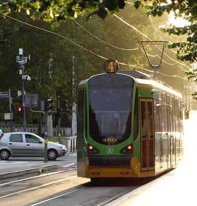 Od 18 maja (poniedziałek): więcej dostępnych miejsc dla pasażerów w transporcie publicznym, powrót tramwajów linii nr 3, 4, 5, 13 i 16 na stałe trasy, zmiana trasy linii nr 7