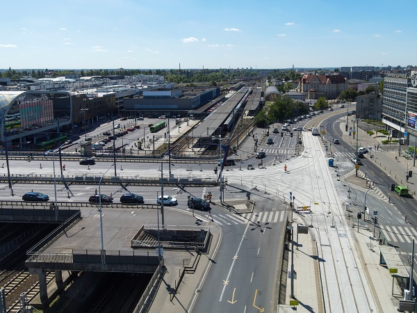 widok na odnowiony wezel tramwajowy u zbiegu ulic Roosevelta Glogowskiej i mostu Dworcowego