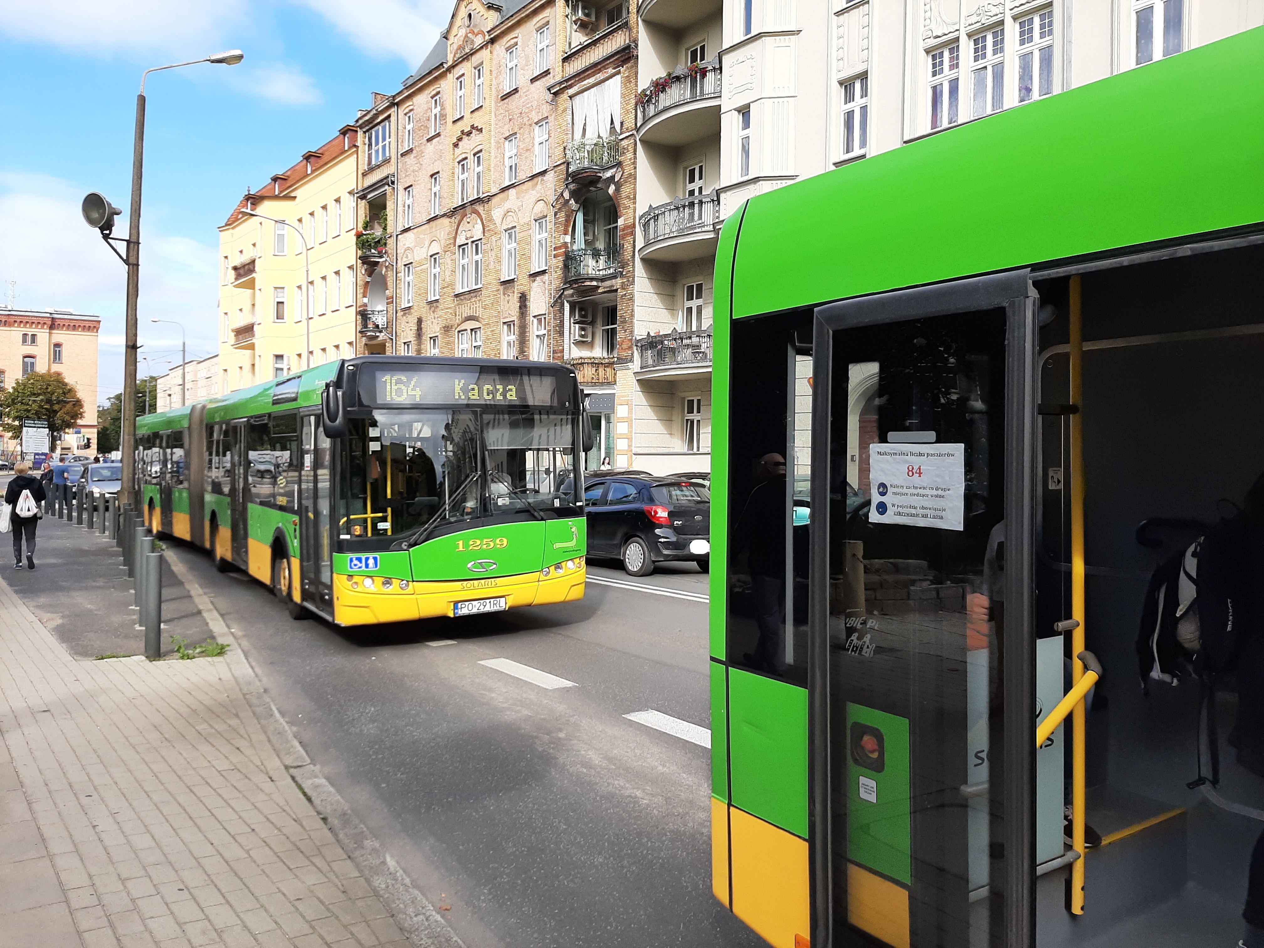 Od 15 maja (sobota) w tramwajach i autobusach na liniach ZTM będzie mogło podróżować więcej pasażerów