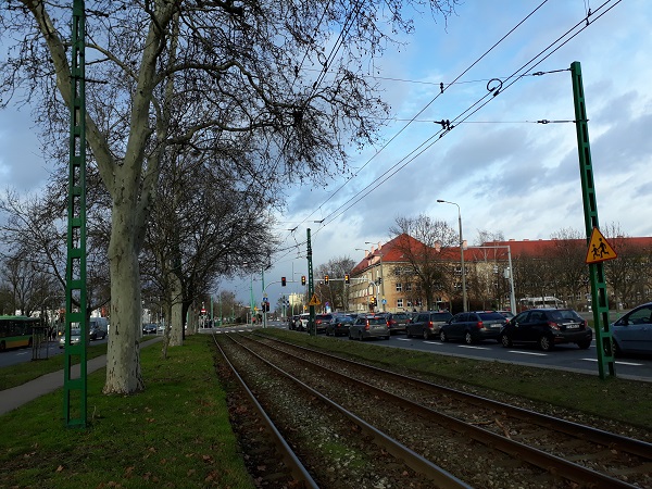 zdjecie przedstawia torowisko i siec trakcyjna na ulicy Przybyszewskiego