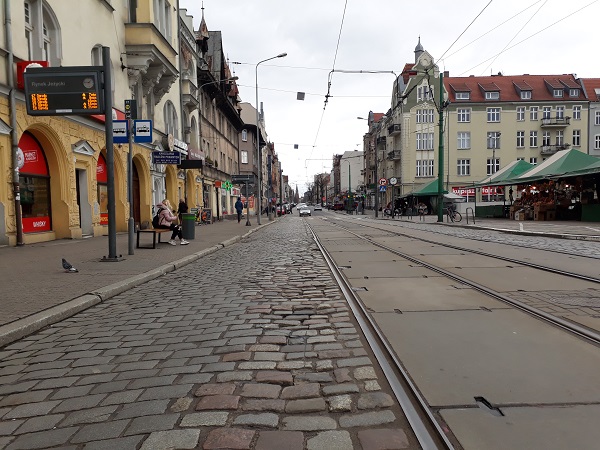 zdjecie przedstawia torowsko na ulicy Dabrowskiego i przystanek tramwajowy Rynek Jezycki
