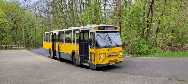 Autobus na linii turystycznej nr 100