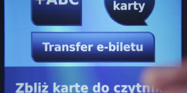 Fragment wyswietlacza czytnika PEKA w pojezdzie z przyciskiem Transfer e biletu ktory nalezy dotknac przed aktywowaniem doladowania tPortmonetki wykonanego przez Internet2