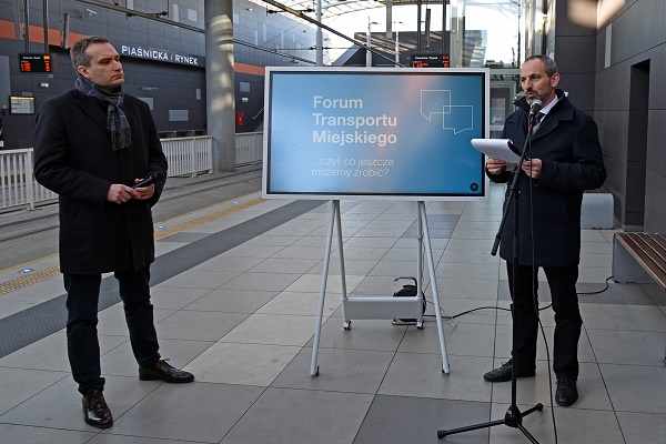 Mariusz Wisniewski zastepca prezydenta Poznania i Jan Gosiewski dyrektor Zarzadu Transportu Miejskiego w Poznaniu zapowiadaja powolanie Forum Transportu Miejskiego2