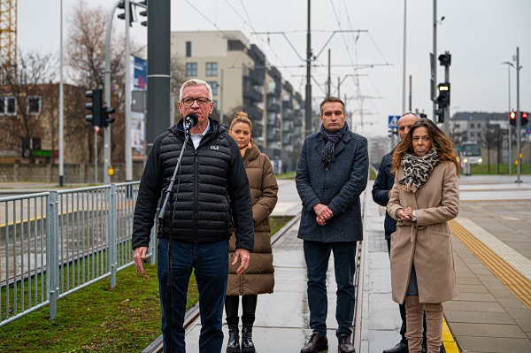 Prezydent Poznania Jacek Jaskowiak przemawia podczas konferencji prasowej poswieconej otwarciu 16 grudnia 2023 roku zmodernizowanej trasy kornickiej