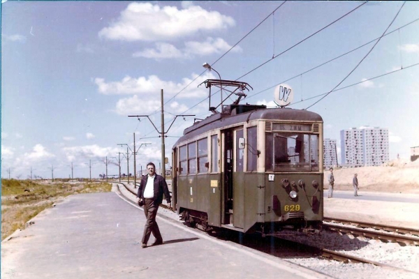 Tramwaj N nr 629 na linii wahadlowej W funkcjonujacej w relacji rondo Staroleka os. ZWM dzis os. Stare Zegrze na przystanku os. Zegrze I ok. 1984 r.