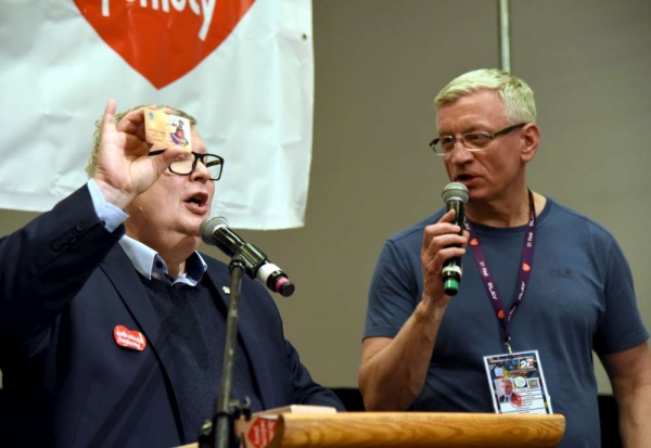 Prezydent Jacek Jaskowiak i Andrzej Bialas podczas licytacji zlotych kart PEKA fot2. UMP