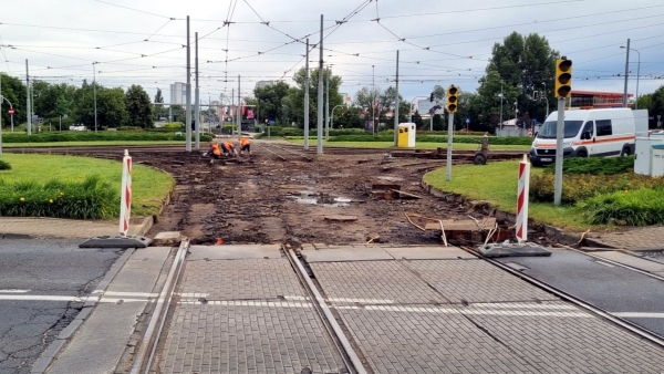 Widok na rondo w srodkowej czesci rozebrane szyny