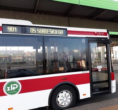 autobus linii numer 901 oznaczony logotypem ZTM nad przednimi drzwiami