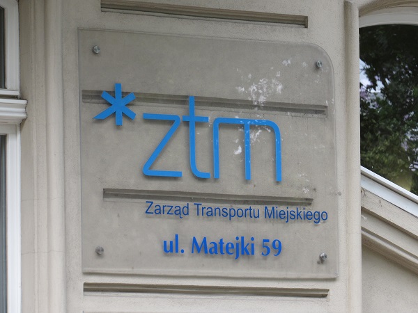 fotografia przedstawia tablice informacyjna na siedzibie ZTM oraz Punktu Obslugi Klienta ZTM Poznan przy ulicy Matejki 59 w Poznaniu