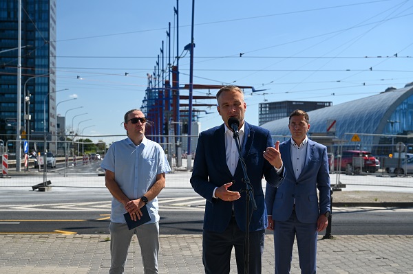 o powrocie tramwajow na most Dworcowy mowili Mariusz Wisniewski zastepca prezydenta Poznania Tomasz Lapszewicz z ca dyrektora ZTM i Krzysztof Dostatni prezes MPK Poznan