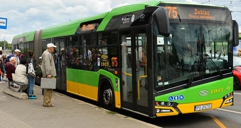 przegubowy autobus na linii nr 175