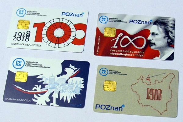 zdjecie ilustruje pakiet czterech okolicznosciowych kart PEKA na okaziciela z roznymi wzorami upamietniajacymi 100 lecie niepodleglosci Polski
