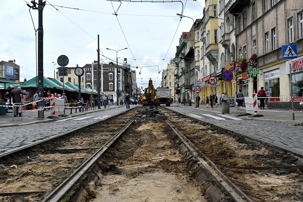 1-30 września: remont torowiska na ulicy Dąbrowskiego – zmiany na liniach nr 17 i 18, zawieszenie linii nr 2, uruchomienie autobusu T2