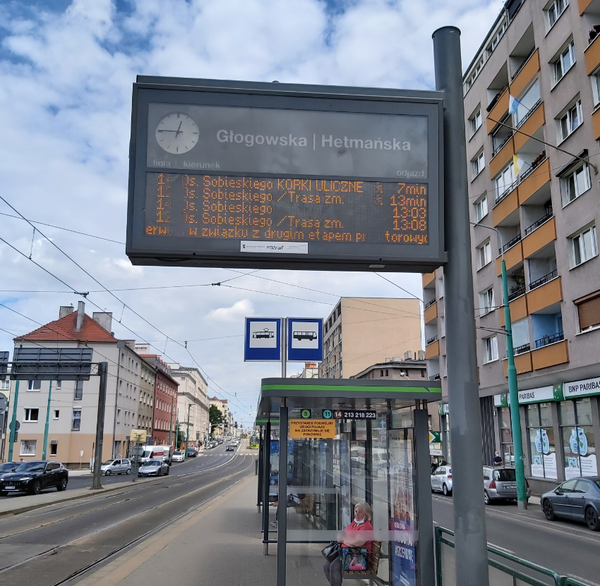 Nowość: na tablicach informacji pasażerskiej pojawiają się informacje o utrudnieniach dla danego kursu i ich przyczynie