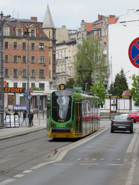 zdjecie-przedstawia-tramwaj-linii-nr-9-w-Poznaniu5