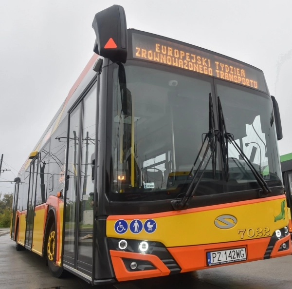 fotografia przedstawia autobus przewoznika PUK Komorniki