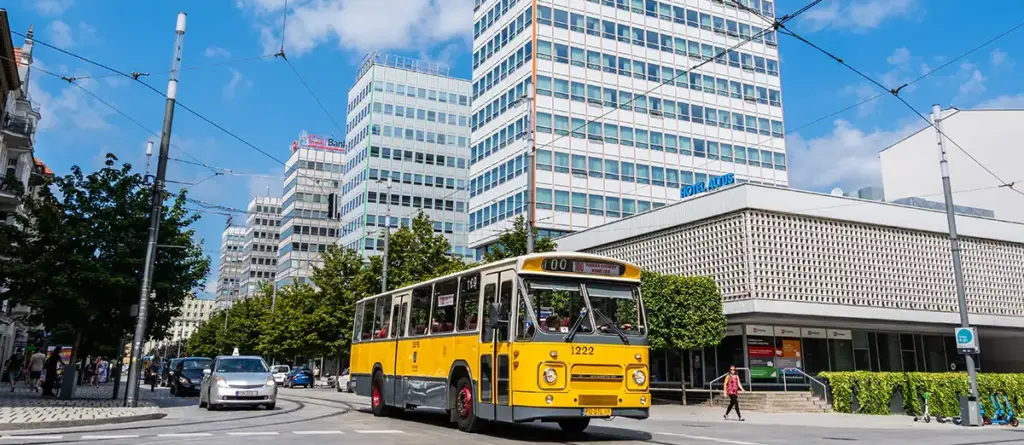 Autobus DAF MB200 na tle budynkow Alfa