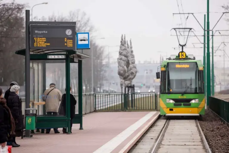 ITS Poznan Przystanek tramwajowy z tablica informacji pasazerskiej