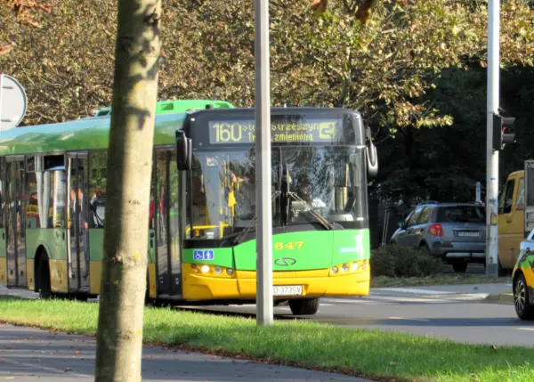 Autobus na linii nr 160 na ulicy Wojska Polskiego