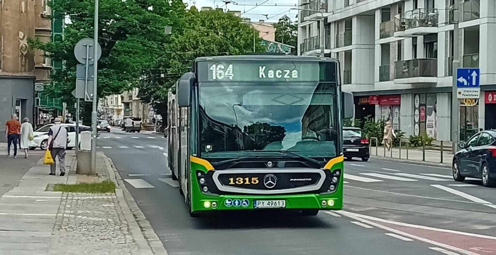 autobus na linii numer 164 na ulicy Kraszewskiego