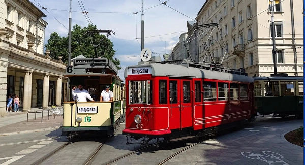 Dwa historyczne tramwaje turystyczne