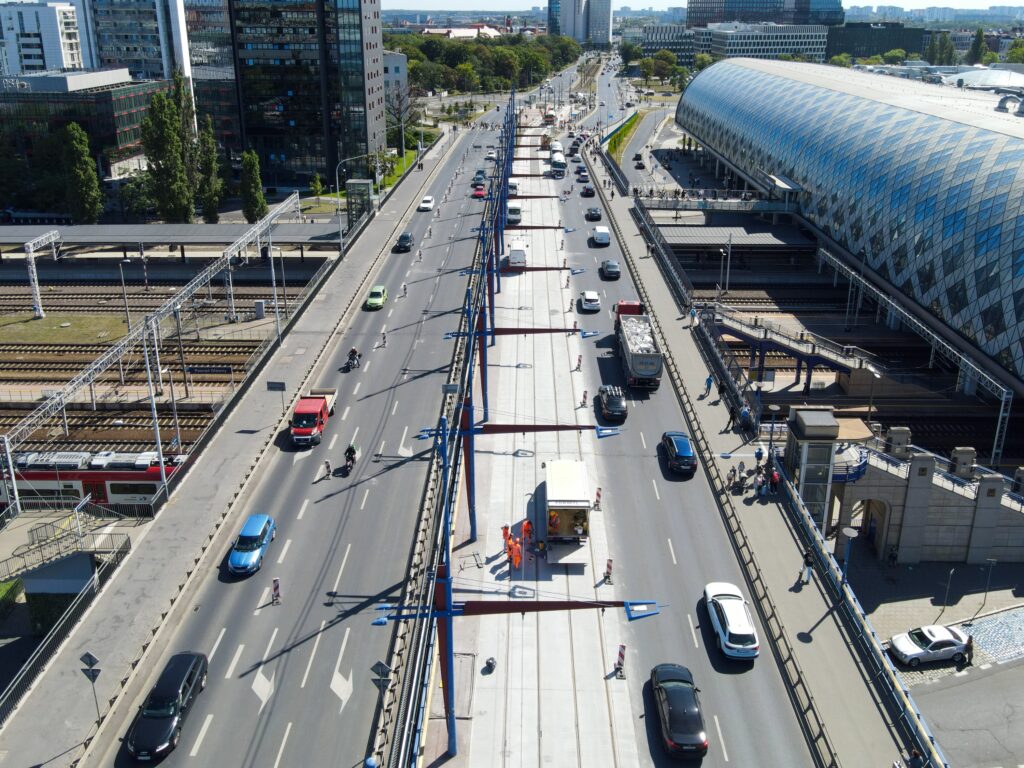 Torowisko na moście Dworcowym z lotu ptaka podczas remontu w sierpniu 2024 roku