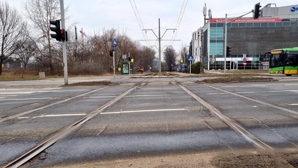 Zniszczona jezdnia przy torach tramwajowych